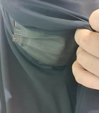 ▲▼新加坡穆斯林搭車口罩戴面紗內遭斥。（圖／翻攝自Facebook／新加坡万事通 Vaster News）