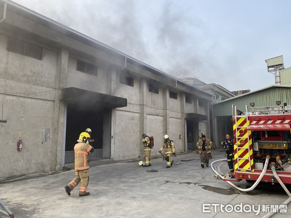 ▲台南市東山區聖賢農會旁稻米倉庫傳出火警，台南市消防局出動大批消防人車前往搶救，火勢在消防人員全力搶救下，迅速撲滅。（圖／記者林悅翻攝，下同）