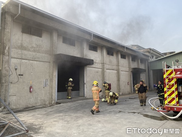 ▲台南市東山區聖賢農會旁稻米倉庫傳出火警，台南市消防局出動大批消防人車前往搶救，火勢在消防人員全力搶救下，迅速撲滅。（圖／記者林悅翻攝，下同）