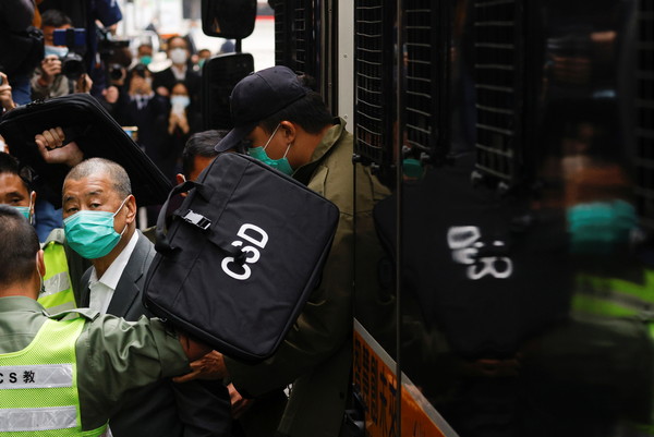 ▲黎智英在囚車戒護下抵達法院聆聽宣判。（圖／路透）