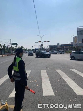 ▲東港警分局林邊分駐所柯興程所長到林邊鄉仁和樂齡社區向民眾宣導警方春節交安、治安作為             。（圖／記者陳崑福翻攝，以下同）