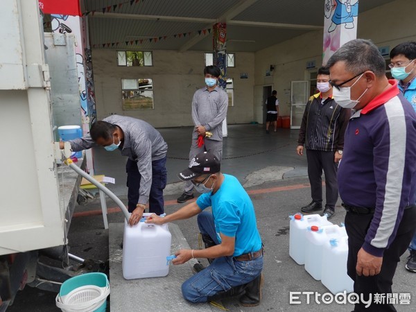 ▲▼民眾帶著容器前往排隊領取次氯酸鈉水，做為家戶清潔大掃除使用。（圖／花蓮市公所提供，下同）