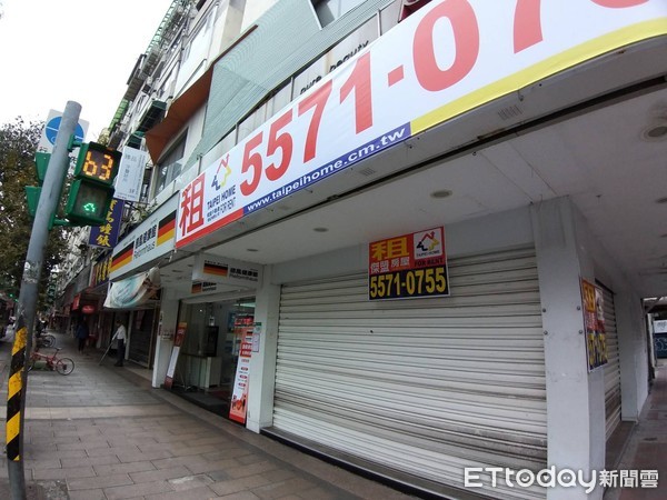 民生社區同為三角窗店面、開價19萬元招租，但室內坪數卻相差3倍之多。（圖／記者黃靖惠攝）