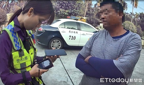 ▲內埔警分局警員高偉鈞、張涵育憑著耐心、細心，找到毛男機車            。（圖／記者陳崑福翻攝）