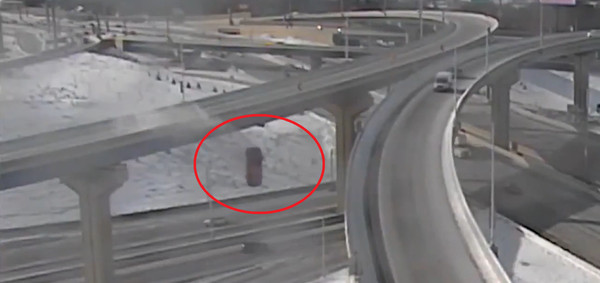 ▲▼卡車墜落高架橋。（圖／翻攝自YouTube／6abc Philadelphia）