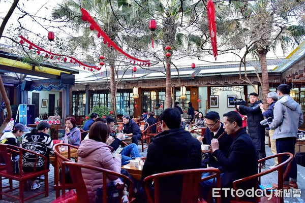 ▲50餘名台灣民眾在成都在除夕前團圓聚餐，享受一人一菜的道地台灣料理。（圖／受訪者提供）