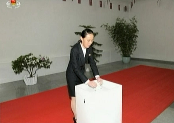 北韓最高領導人金正恩的妹妹金汝貞出現在最高人民會議代議員投票所，首次被北韓官方媒體正式公開介紹。(圖／CFP視覺中國)