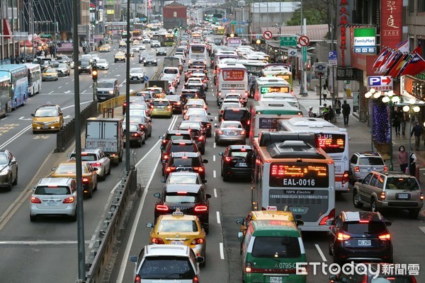 ▲▼春節年假前台北市區車潮。（圖／記者屠惠剛攝）