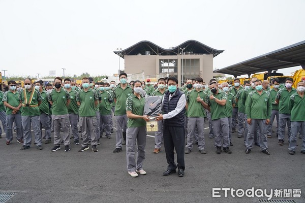 ▲屏東縣長潘孟安、市長林協松與環保局長顏幸苑慰問屏東市公所清潔隊人員             。（圖／記者陳崑福翻攝，以下同）