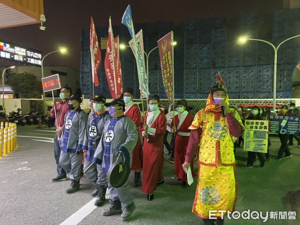 ▲台南消防局第六大隊、和緯義消中隊及義消婦女中隊的警義消們，扮演「更夫」舉行敲鑼報平安遊行，提醒民眾年節期間開心過年也要注意用火用電安全。（圖／記者林悅翻攝，下同）