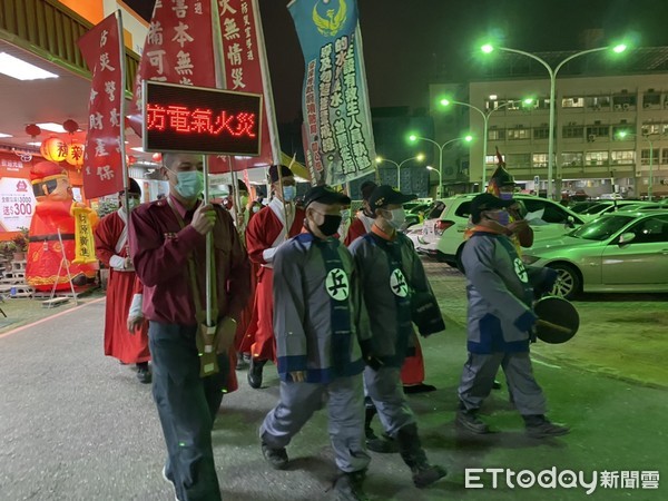 ▲台南消防局第六大隊、和緯義消中隊及義消婦女中隊的警義消們，扮演「更夫」舉行敲鑼報平安遊行，提醒民眾年節期間開心過年也要注意用火用電安全。（圖／記者林悅翻攝，下同）