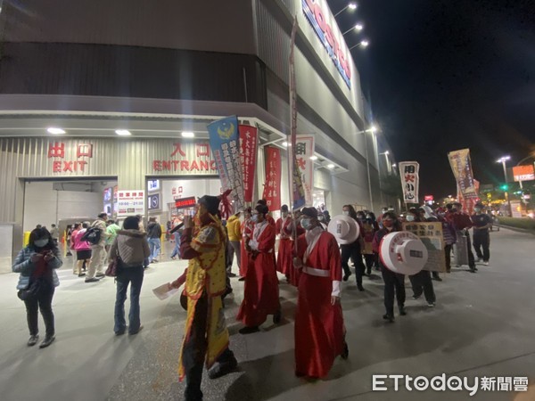 ▲台南消防局第六大隊、和緯義消中隊及義消婦女中隊的警義消們，扮演「更夫」舉行敲鑼報平安遊行，提醒民眾年節期間開心過年也要注意用火用電安全。（圖／記者林悅翻攝，下同）