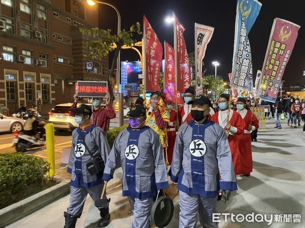 ▲台南消防局第六大隊、和緯義消中隊及義消婦女中隊的警義消們，扮演「更夫」舉行敲鑼報平安遊行，提醒民眾年節期間開心過年也要注意用火用電安全。（圖／記者林悅翻攝，下同）