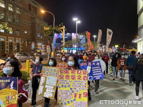 ▲台南消防局第六大隊、和緯義消中隊及義消婦女中隊的警義消們，扮演「更夫」舉行敲鑼報平安遊行，提醒民眾年節期間開心過年也要注意用火用電安全。（圖／記者林悅翻攝，下同）