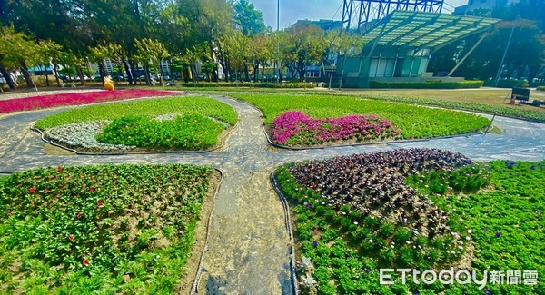 ▲新營南瀛綠都心及永康公園，新春布置花漾繽紛、綠意盎然，除夕前華麗登場。（圖／記者林悅翻攝，下同）