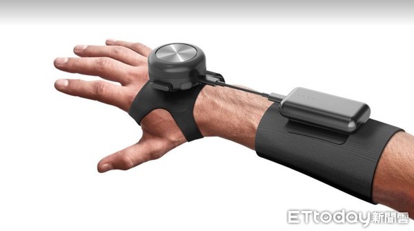 ▲▼ GyroGlove™是世界上首款為顫抖症患者量身訂製的可穿戴式醫療設備，利用陀螺儀功能以機械方式控製手部震顫。（圖／鴻海提供）