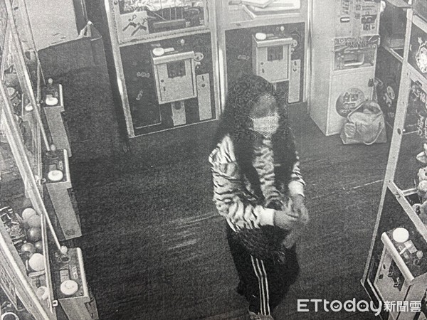 ▲▼洪女趁上班前空擋，到公館偷未營業的服飾店。（圖／記者邱中岳翻攝）