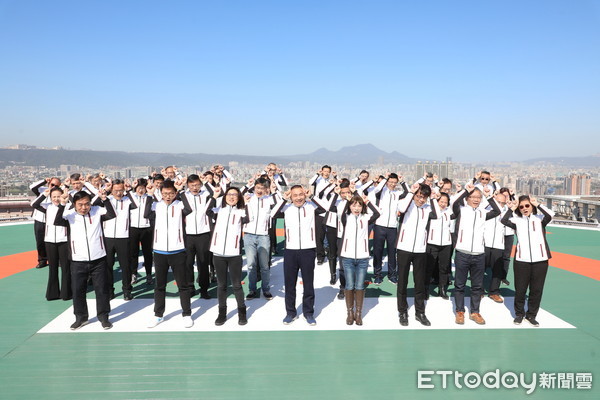 ▲侯友宜再度率市府團隊拍賀歲MV，首登頂樓停機坪祝大家新年快樂「牛好日子」。（圖／新聞局提供）