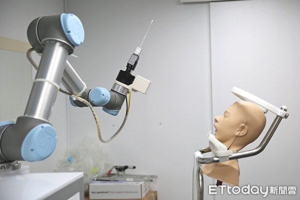 ▲▼花蓮慈濟醫院引進的「自動鼻咽採檢機器人」。（圖／慈濟醫學中心提供，下同）