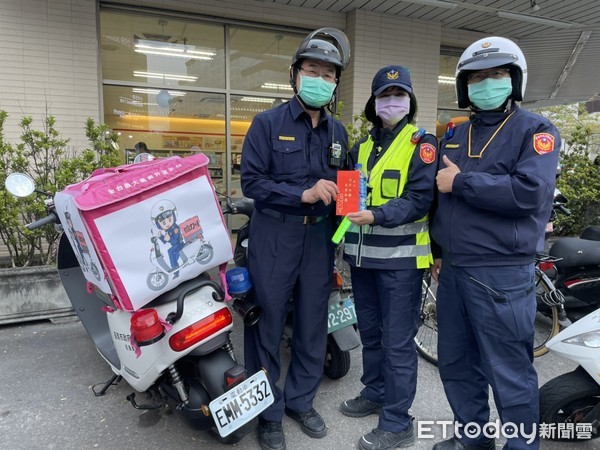 ▲台南市警二分局啟動「Food Express南警最強外送平台」，由專人不間斷外送餐點與飲料，解決外崗警員補給問題，慰勉執勤員警辛勞。（圖／記者林悅翻攝，下同）