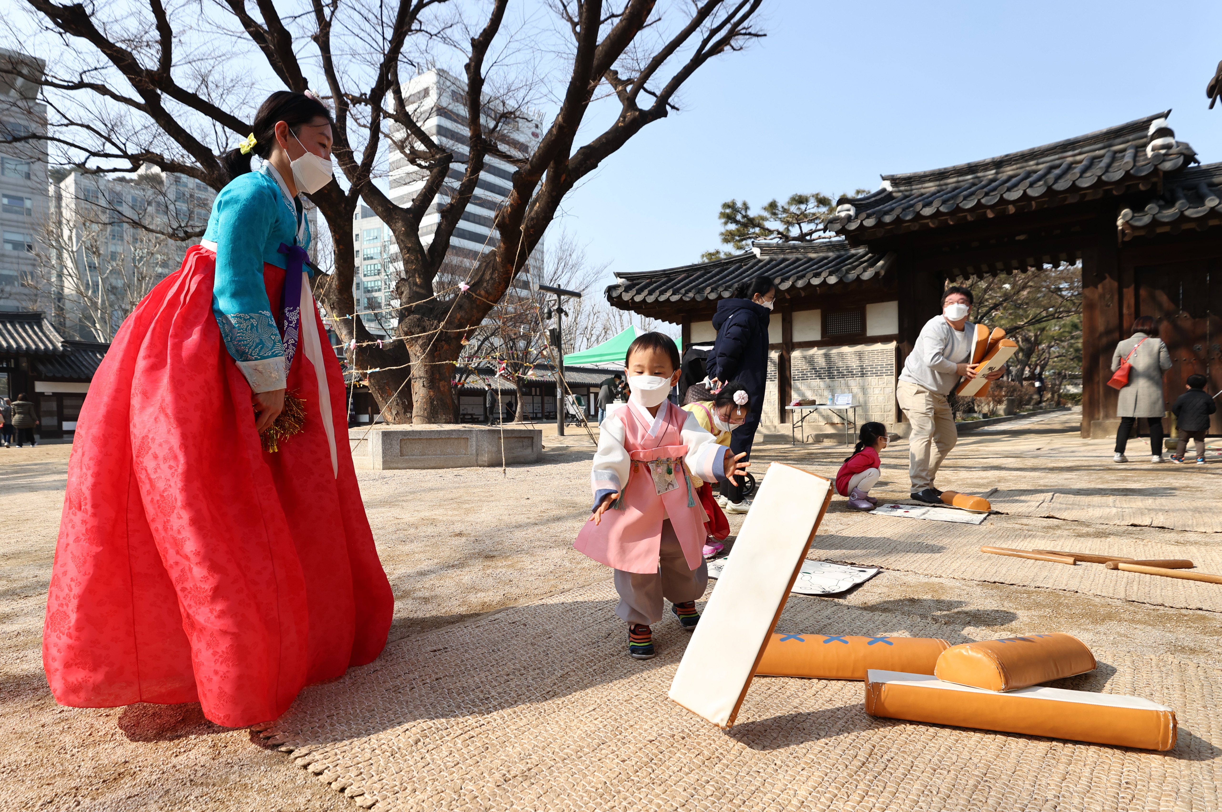 ▲▼南韓迎接傳統新年，圖為女童穿上韓服在首爾雲峴宮玩著擲柶戲（圖／達志影像）