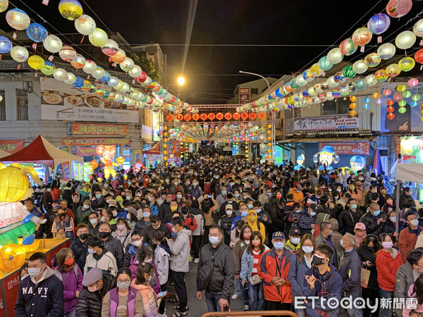 ▲西螺福興宮在大年初一子時，施放五彩繽紛的高空煙火，迎接的一年牛年到來，為台灣祈福國泰民安、風調雨順。（圖／記者蔡佩旻攝）