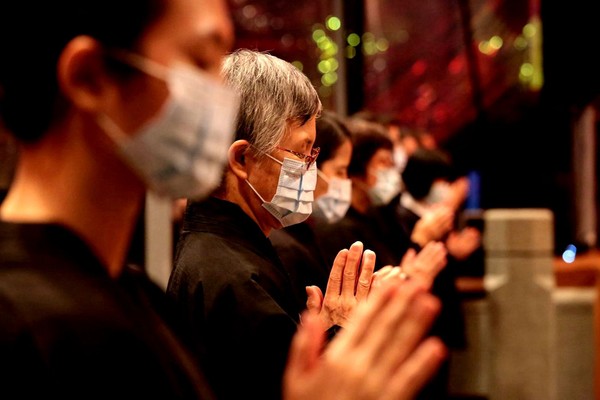 ▲除夕夜直播法華鐘敲響108響　法鼓山祈願世界「平安自在」。（圖／法鼓山提供）