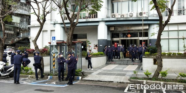 ▲▼永和警年假值勤不治，移靈中正橋派出所。（圖／記者陳雕文攝）