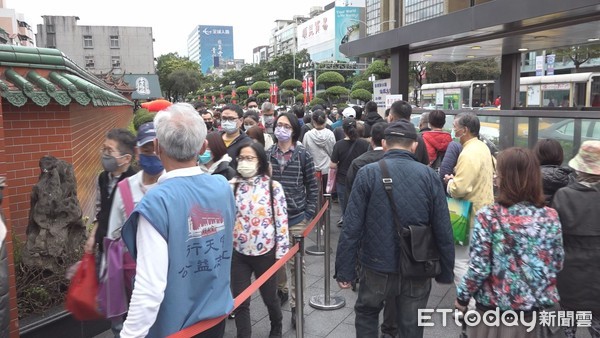 ▲春節行天宮人潮▼             。（圖／記者張榮恩攝）