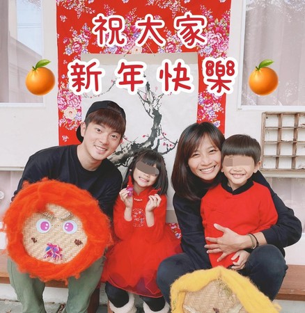 宥勝（左）與蕾媽（右2）原是藝人與經紀人的關係，2015年結成夫妻。（翻攝自宥勝臉書）