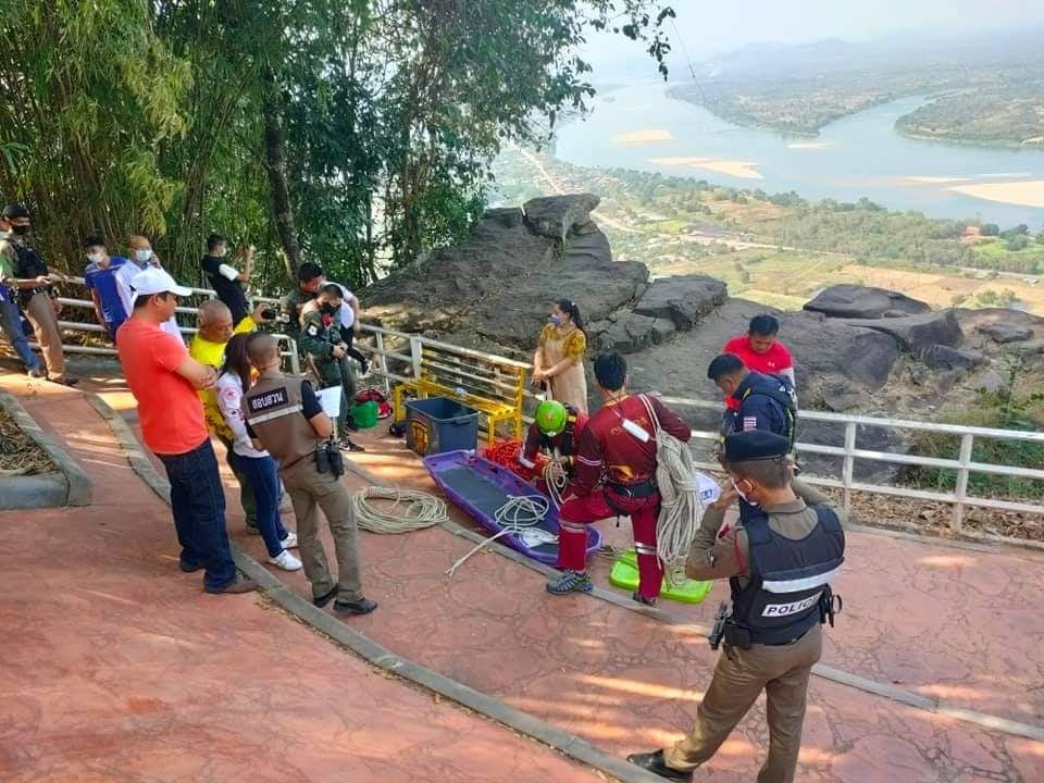 ▲▼泰國男子登上懸崖邊岩石上拍照，失足墜落慘死。（圖／翻攝自臉書廊開車站）