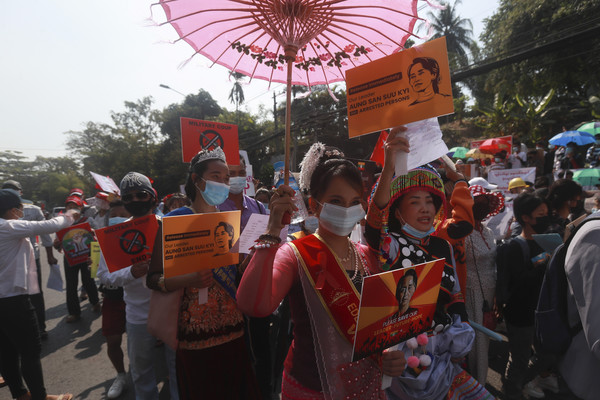 ▲▼ 緬甸13日反政變遊行。圖為最大城仰光示威群眾。（圖／達志影像／美聯社）
