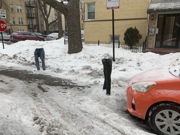 ▲▼芝加哥男子冷凍牛仔褲佔停車位。（圖／翻攝Twitter@adamselzer）