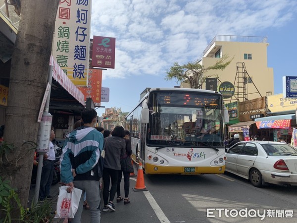 ▲台南市議員李啟維指出，過年期間遊客湧入安平，容易造成塞車，今年公車不再管制，減少交通的衝擊。（圖／記者林悅翻攝，下同）