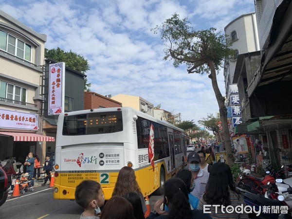 ▲台南市議員李啟維指出，過年期間遊客湧入安平，容易造成塞車，今年公車不再管制，減少交通的衝擊。（圖／記者林悅翻攝，下同）