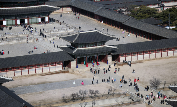 ▲▼南韓首爾景福宮迎來春節出遊的旅客。（圖／達志影像）