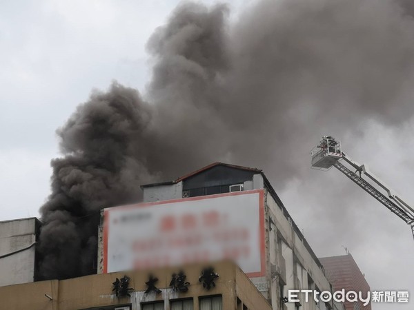 ▲▼台北市忠孝東路光復南路口，大樓頂樓火警。（圖／記者黃彥傑攝）