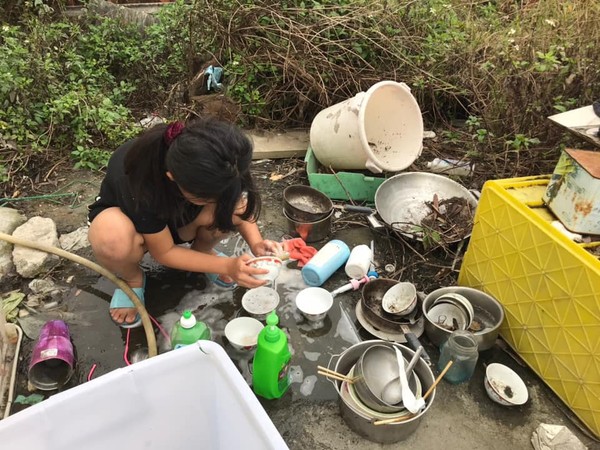 ▲▼一對家境貧困的小兄妹接受「安得烈食物銀行」幫助，終於有新衣服可以穿。（圖／翻攝自Facebook／羅紹和）