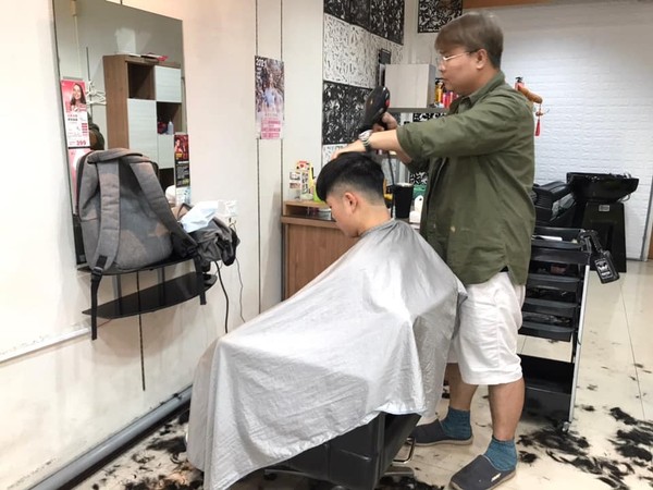 ▲▼一對家境貧困的小兄妹接受「安得烈食物銀行」幫助，終於有新衣服可以穿。（圖／翻攝自Facebook／羅紹和）