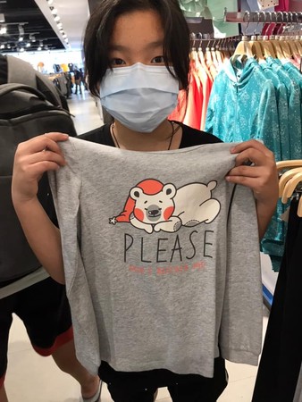 ▲▼一對家境貧困的小兄妹接受「安得烈食物銀行」幫助，終於有新衣服可以穿。（圖／翻攝自Facebook／羅紹和）