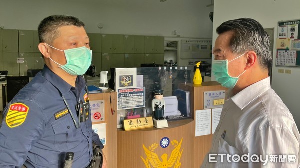 ▲瑞芳警維護春節交通疏導 新北警副局長黃勢清慰勤堅守崗位同仁。（圖／記者郭世賢攝）