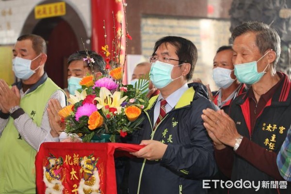 ▲台南市長黃偉哲大年初二馬不停蹄地至各地宮廟祈福，立委王定宇、市議員李偉智、鄭佳欣及吳禹寰也陪同一起祈求神明護佑台南市民闔家平安萬事如意。（圖／記者林悅翻攝，下同）