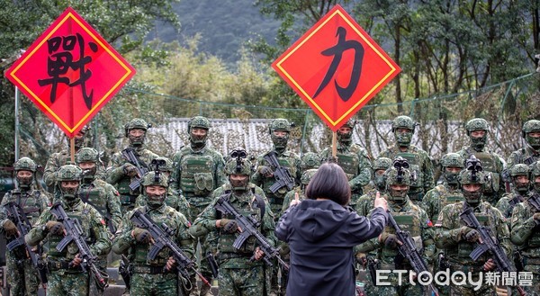 ▲總統蔡英文年前視察國軍八煙營區的特戰營，熟稔軍警訓練的專業人士卻從國軍照片中裝備看出很多問題。（圖／記者張君豪翻攝）