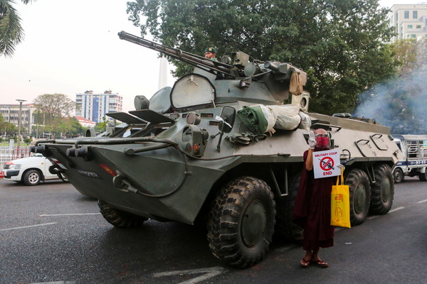 ▲緬甸軍方政變引發民眾大規模示威，裝甲車14日傍晚駛入仰光市區。（圖／路透）