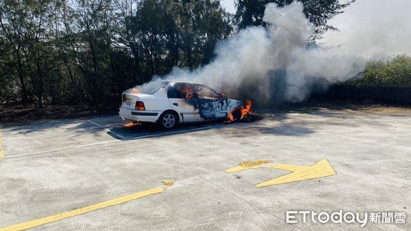 ▲台南市七股區龍山里發生1起火燒車事件，消防人員僅花4分鐘就撲滅火勢，但車上2人成為焦屍。（圖／記者林悅翻攝，下同）