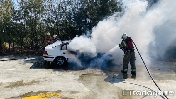 ▲台南市七股區龍山里發生1起火燒車事件，消防人員僅花4分鐘就撲滅火勢，但車上2人成為焦屍。（圖／記者林悅翻攝，下同）