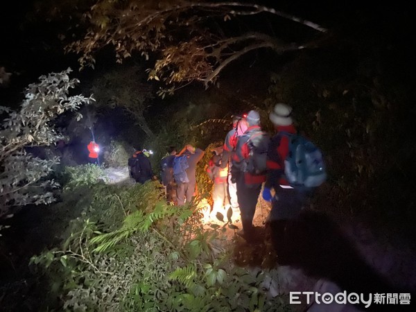 ▲屏東縣政府消防局人員上北武山救人            。（圖／記者陳崑福翻攝，以下同）