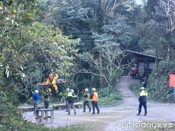 ▲屏東縣政府消防局人員上北武山救人            。（圖／記者陳崑福翻攝，以下同）