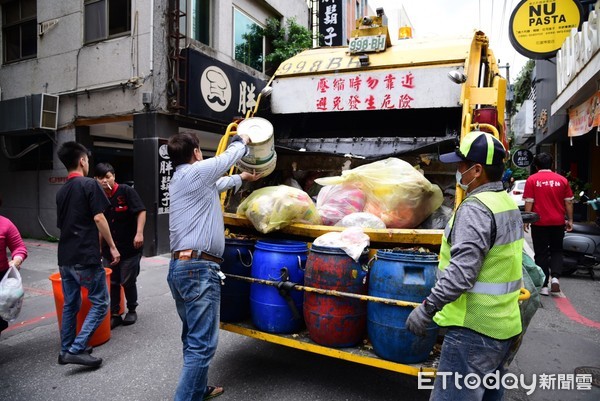 ▲▼花蓮市清潔隊大年初四開工，首日清運垃圾量含資源回收物約有90噸。（圖／花蓮市公所提供，下同）