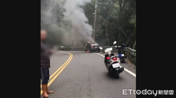 ▲自小客車冒煙起火             。（圖／記者陳崑福翻攝，以下同）